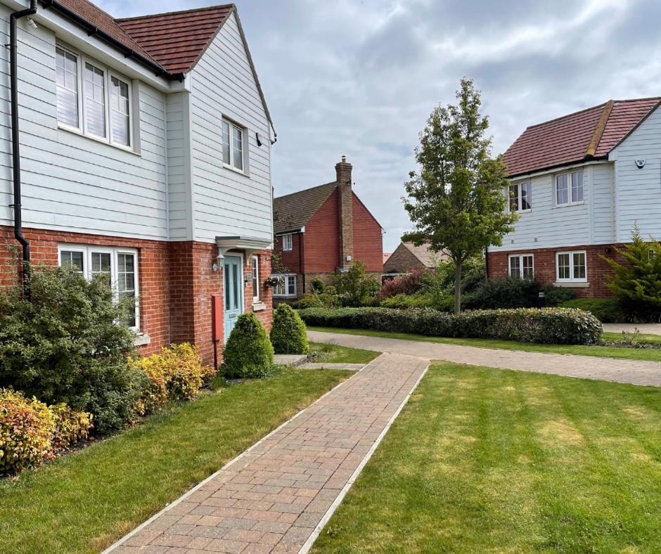 Ashford Holiday Home Sleeps 6 Free Parking Wifi Willesborough Exterior foto